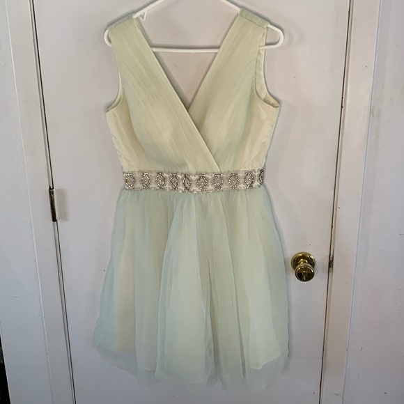 Minuet Petite Dresses & Skirts - Minuet light green pleated organza dress with beaded waistband Size Large
